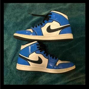 2021 Air Jordan 1 Mid SE “Signal Blue”